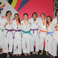 equipe feminina com as medalhas